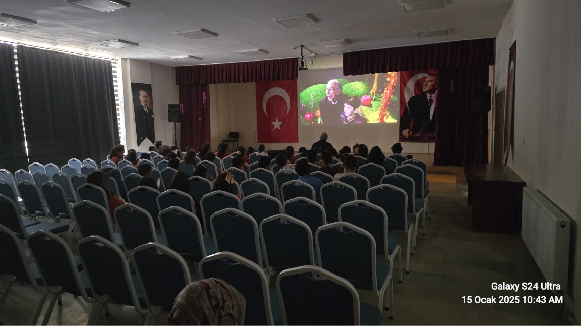 Okulumuzda Sinema Keyfi: Öğrencilere Hem Mısır Hem Film Ziyafeti